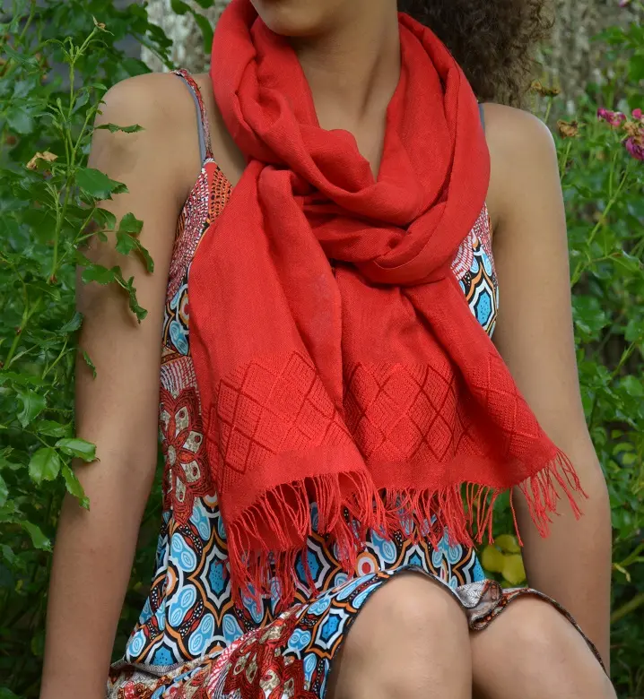 Echarpe africaine rouge en Rayonne & Polyester tissée à la main