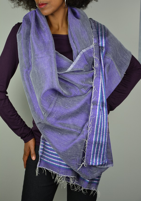 Douce écharpe équitable éthiopienne Violet bleu en coton éthiopien et rayonne.