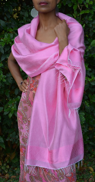 Très Belle écharpe ethiopienne équitable rose en coton éthiopien et rayonne.