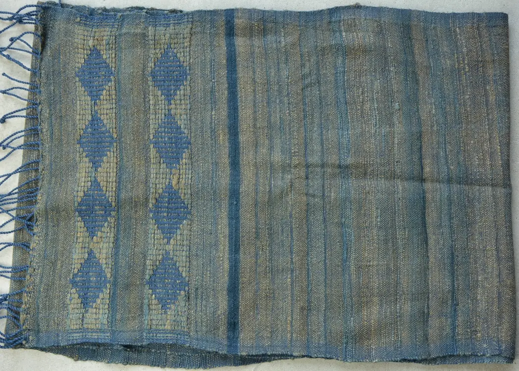 Echarpe éthiopienne bleue turquin sable en pure soie sauvage bio filée et tissée à la main