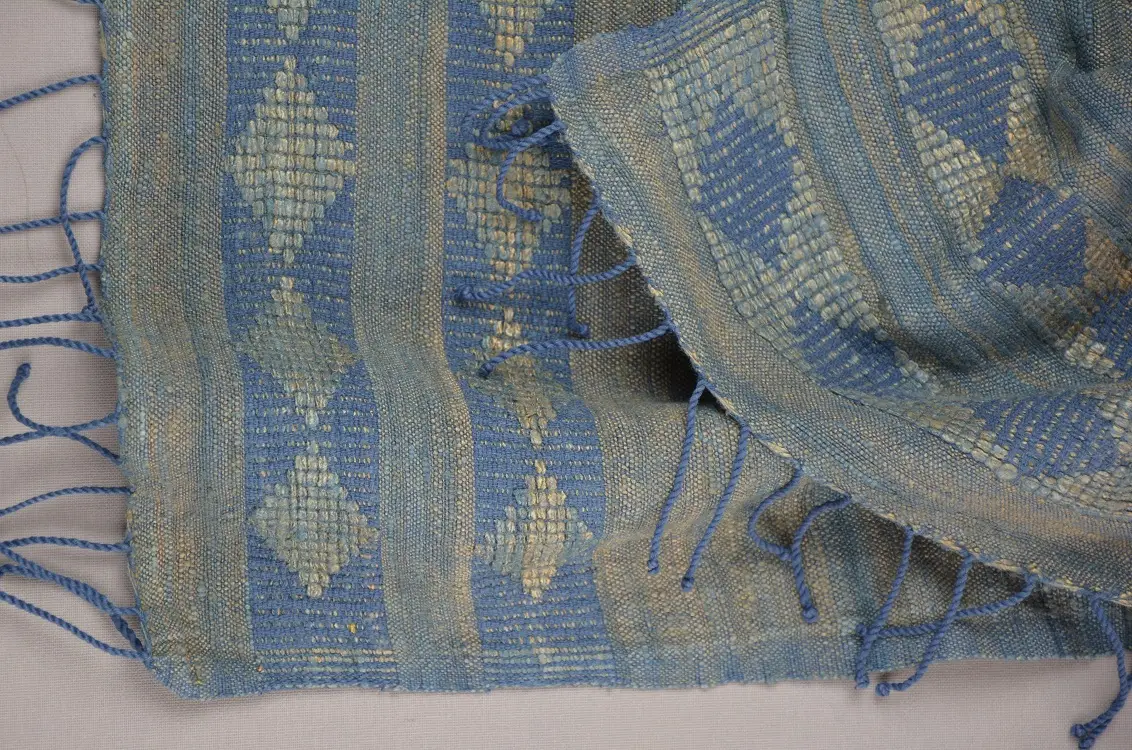 Echarpe éthiopienne bleue turquin sable en pure soie sauvage bio filée et tissée à la main