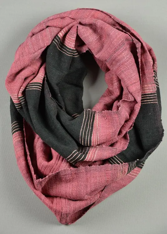 Echarpe anneau Cerise Café composée de 65% de soie sauvage bio filée à la main et de 35% de coton éthiopien