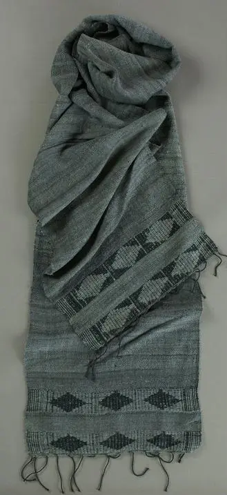 Echarpe éthiopienne ardoise en pure soie sauvage bio filée et tissée à la main