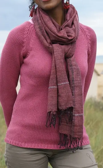 Echarpe équitable cerise composée de 65% de soie sauvage bio filée à la main et de 35% de coton éthiopien