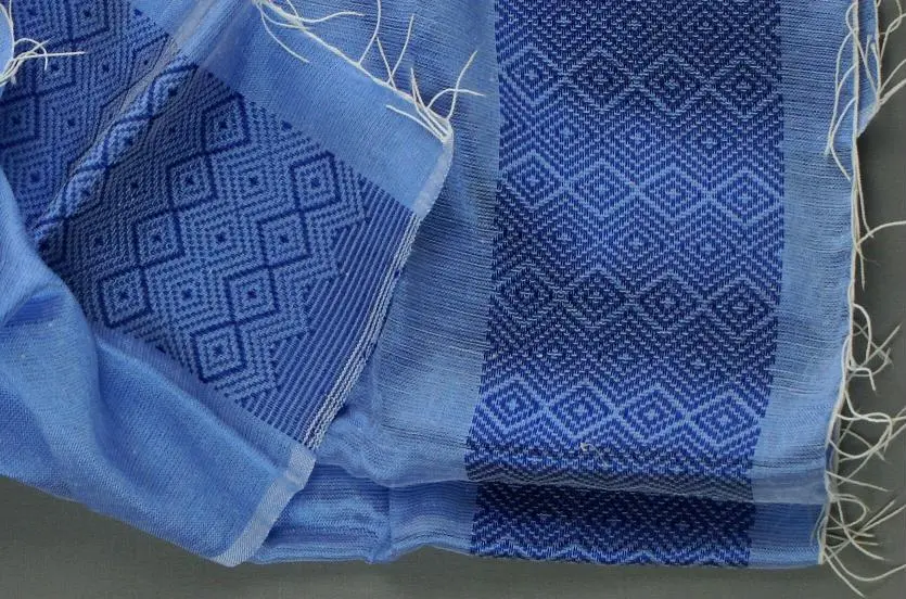 Echarpe équitable bleue en coton éthiopien et rayonne tissée à la main