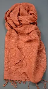Echarpe éthiopienne Elégance Corail 2 en soie de mûrier et soie sauvage bio filée et tissée à la main