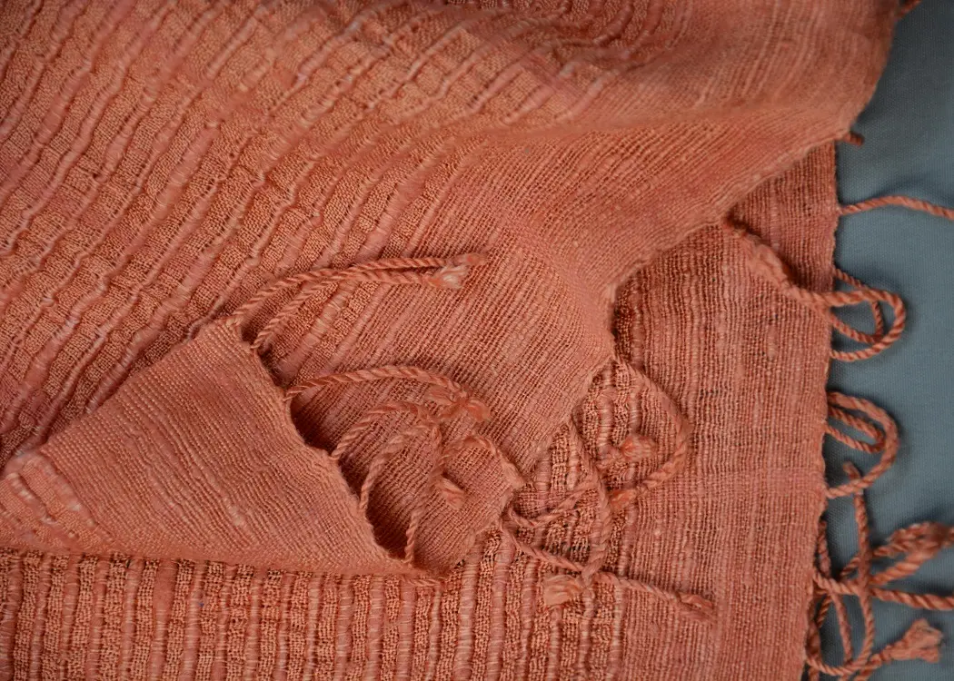 Echarpe éthiopienne Corail 2 en pure soie sauvage tissée à la main