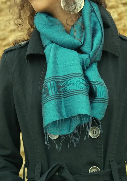 Echarpe Emeraude Noire artisanale en coton éthiopien mélangé à de la rayonne, tissée à la main