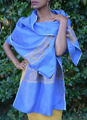 Echarpe éthiopienne équitable Meskel Azur en polyester tissée à la main et ornée de Tibeb (motif traditionnel) sobre