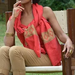 Echarpe éthiopienne équitable Meskel Ecarlate en polyester tissée à la main et ornée de Tibeb (motif traditionnel) sobre