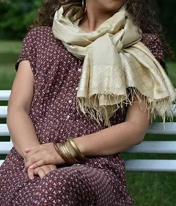 Echarpe éthiopienne équitable en Rayonne & Polyester, tissée à la main et ornée de Tibeb (motif) sobres et discrets.