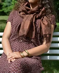 Echarpe éthiopienne équitable en Rayonne & Polyester, tissée à la main et ornée de Tibeb (motif) sobres et discrets.