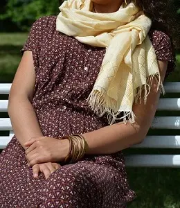 Echarpe éthiopienne équitable en Rayonne & Polyester, tissée à la main et ornée de Tibeb (motif) sobres et discrets.