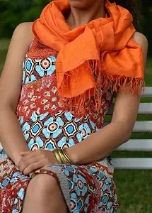 Echarpe éthiopienne équitable en Rayonne & Polyester, tissée à la main et ornée de Tibeb (motif) sobres et discrets.
