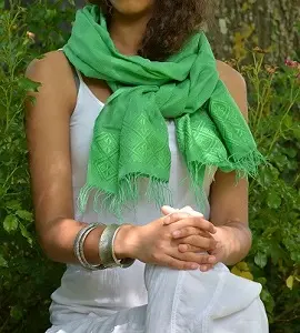 Echarpe éthiopienne équitable en Rayonne & Polyester, tissée à la main et ornée de Tibeb (motif) sobres et discrets.