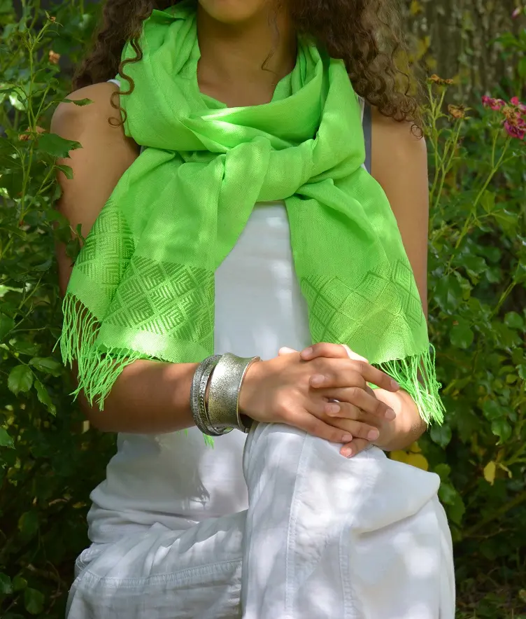 Echarpe éthiopienne équitable en Rayonne & Polyester, tissée à la main et ornée de Tibeb (motif) sobres et discrets.