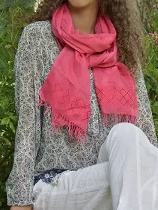 Echarpe éthiopienne équitable en Rayonne & Polyester, tissée à la main et ornée de Tibeb (motif) sobres et discrets.