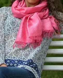 Echarpe éthiopienne équitable en Rayonne & Polyester, tissée à la main et ornée de Tibeb (motif) sobres et discrets.