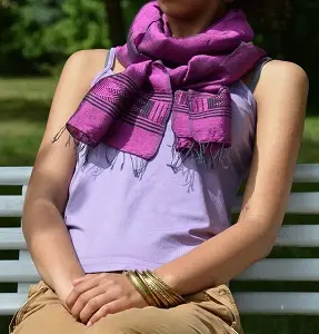 Shema Fuschia Noir Echarpe fine et élégante en coton éthiopien mélangé à de la rayonne et tissée à la main.