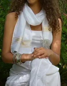 Shema Blanche Sable Echarpe fine et élégante en coton éthiopien mélangé à de la rayonne et tissée à la main.