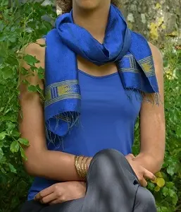 Shema Saphir doré Echarpe fine et élégante en coton éthiopien mélangé à de la rayonne et tissée à la main.