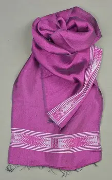 Shema Fuschia Blanc Echarpe fine et élégante en coton éthiopien mélangé à de la rayonne et tissée à la main.