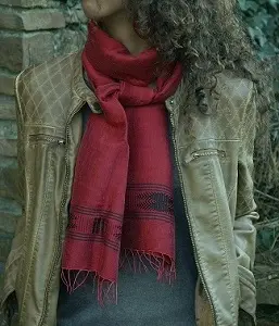 Shema Bordeaux charpe fine et élégante en coton éthiopien mélangé à de la rayonne et tissée à la main.