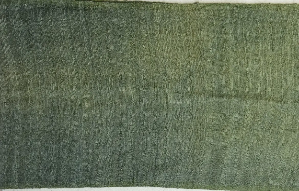 Echarpe artisanale éthiopienne composée à 100% de soie sauvage bio filée à la main et tissée à la main.