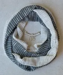 Echarpe artisanale Silk Touch Anneau Ardoise composée de 10 ou 25% de soie sauvage bio et de 90 ou 75% de coton éthiopien et tissée à la main.