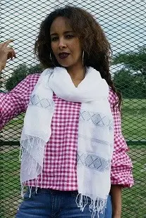 Echarpe artisanale Silk Touch Blanc Gris composée de 10 ou 25% de soie sauvage bio et de 90 ou 75% de coton éthiopien et tissée à la main.