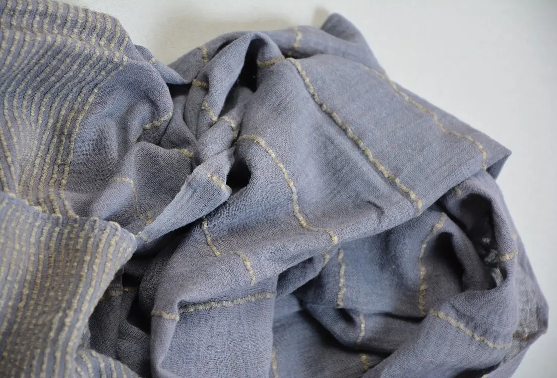 Echarpe éthiopienne Cobalt Bambou en soie sauvage et coton filée, tissée et teinte à la main