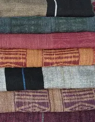 Les Authentique echarpe ethiopienne artisanale Authentique composée de 65% de soie sauvage bio filée à la main et 35% de coton éthiopien.