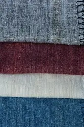 Les Authentique echarpe ethiopienne artisanale Authentique composée de 65% de soie sauvage bio filée à la main et 35% de coton éthiopien.