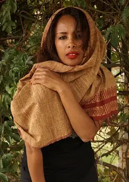 Les Authentique echarpe ethiopienne artisanale Authentique composée de 65% de soie sauvage bio filée à la main et 35% de coton éthiopien.
