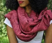 Les Authentique echarpe ethiopienne artisanale Authentique composée de 65% de soie sauvage bio filée à la main et 35% de coton éthiopien.