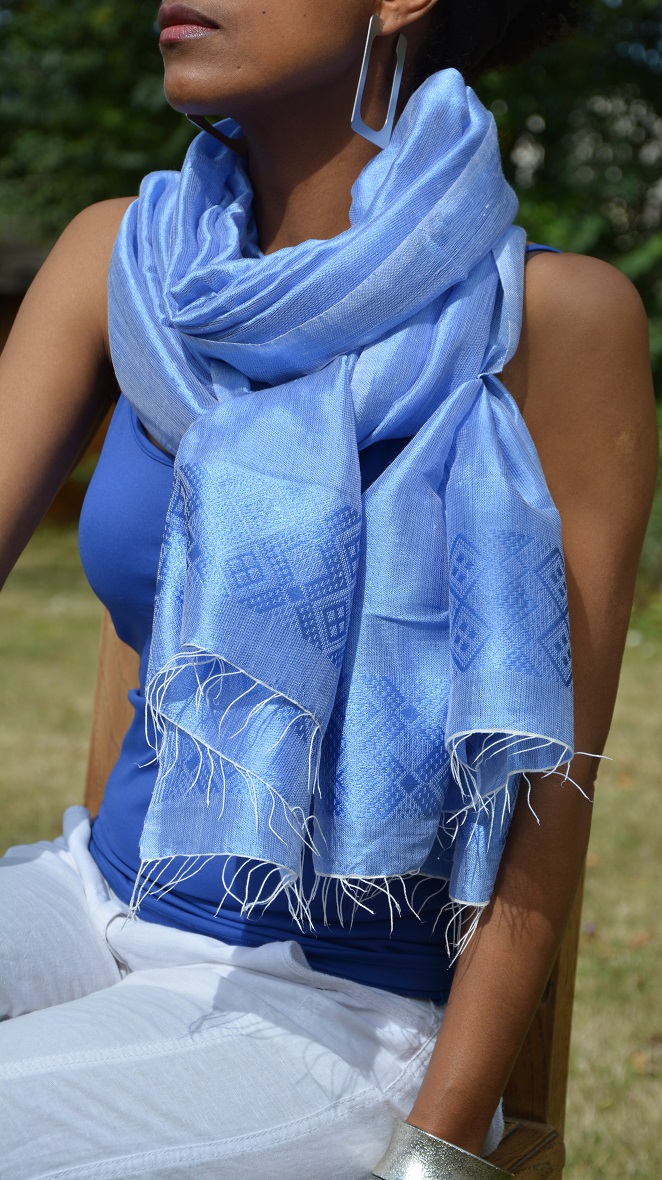 Très Belle écharpe ethiopienne équitable bleue en coton éthiopien et rayonne.