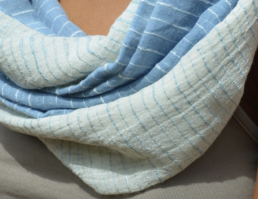 Echarpe équitable éthiopienne tissée à la main avec 10% de soie sauvage bio filée à la main et 90% de coton éthiopien.
