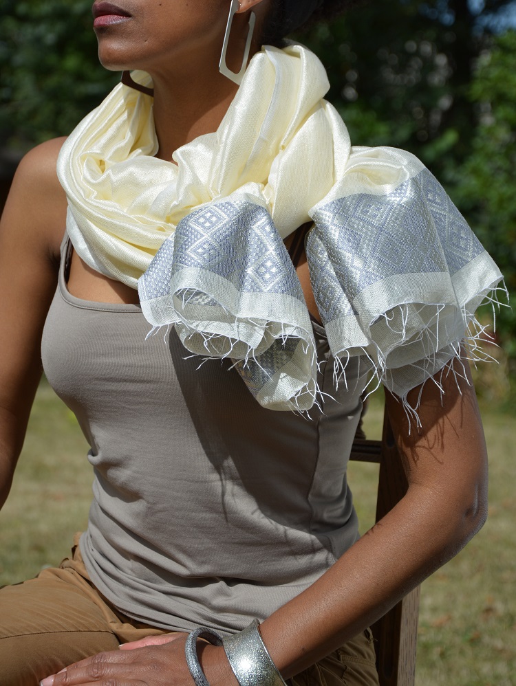 Echarpe éthiopienne équitable en coton éthiopien mélangé à de la rayonne: Ecru & gris.
