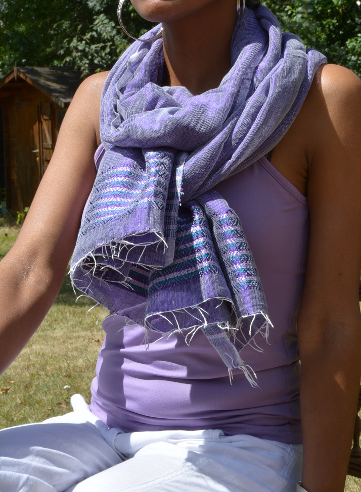 Douce écharpe ethiopienne équitable Violet bleu en coton éthiopien et rayonne.