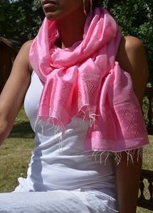 Echarpe artisanale équitable équitable en coton éthiopien et rayonne: Rose