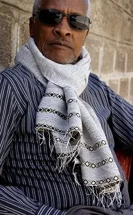 Echarpe Abesha Blanc Charbon Etole en coton éthiopien mélangé à de la rayonne tissée à la main et ornée de Tibeb sobre et discret.