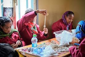 Confection de bijoux artisanaux ethiopiens