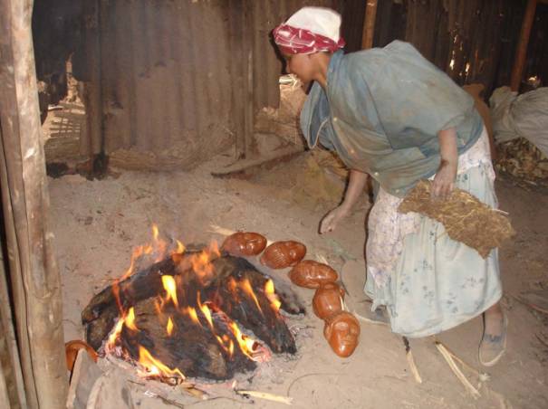 Cuisson des poteries éthiopennes chez Kechene