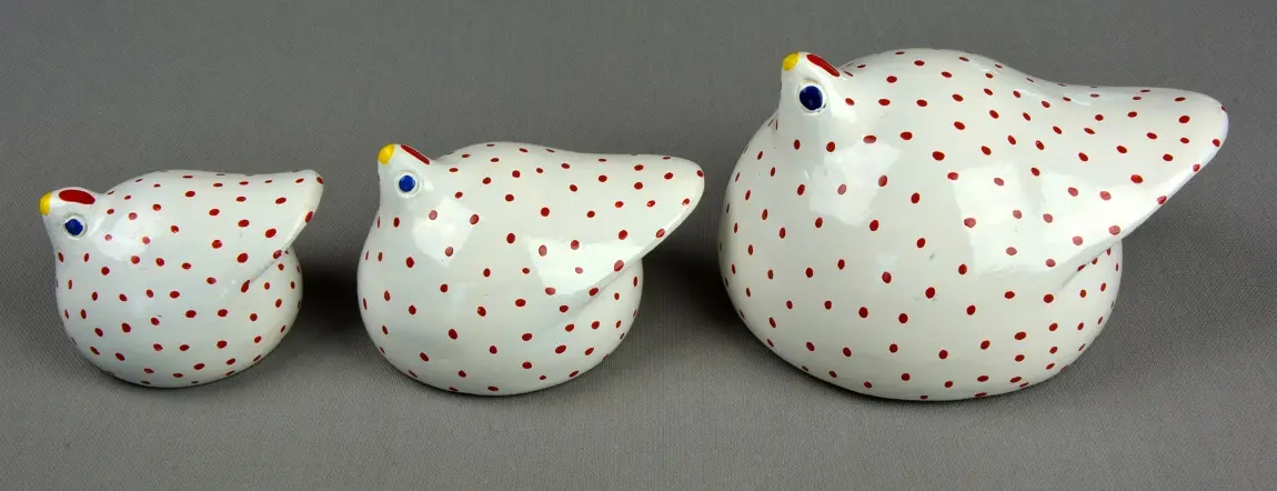 Petites pintades éthiopiennes blanches en poterie équitable