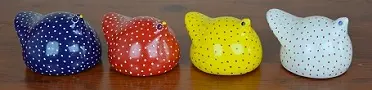 Pintades éthiopiennes en couleur en terre cuite faites et peintes à la main