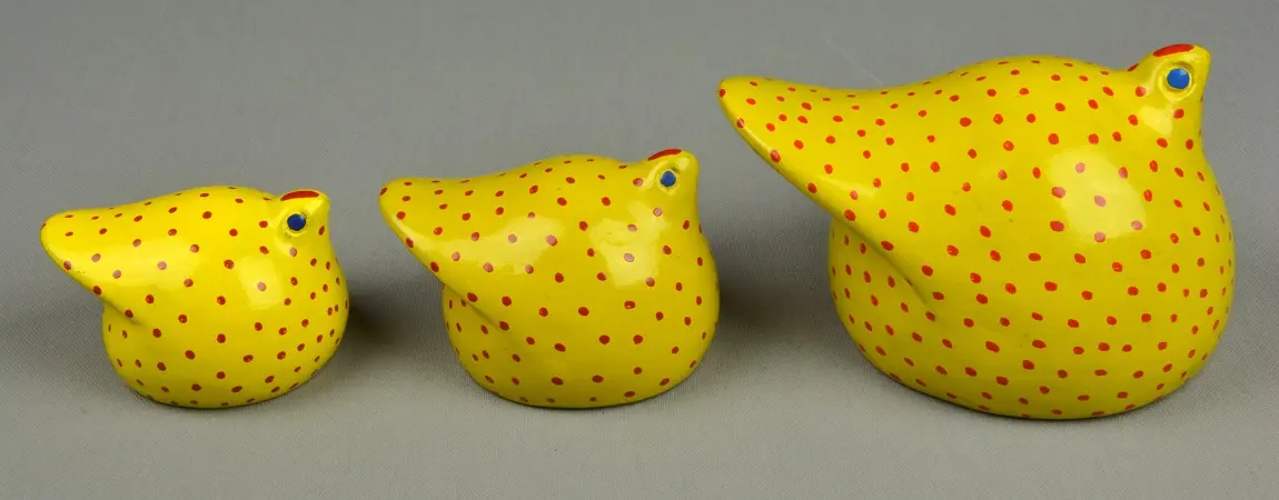 Petites pintades éthiopiennes jaunes en poterie équitable