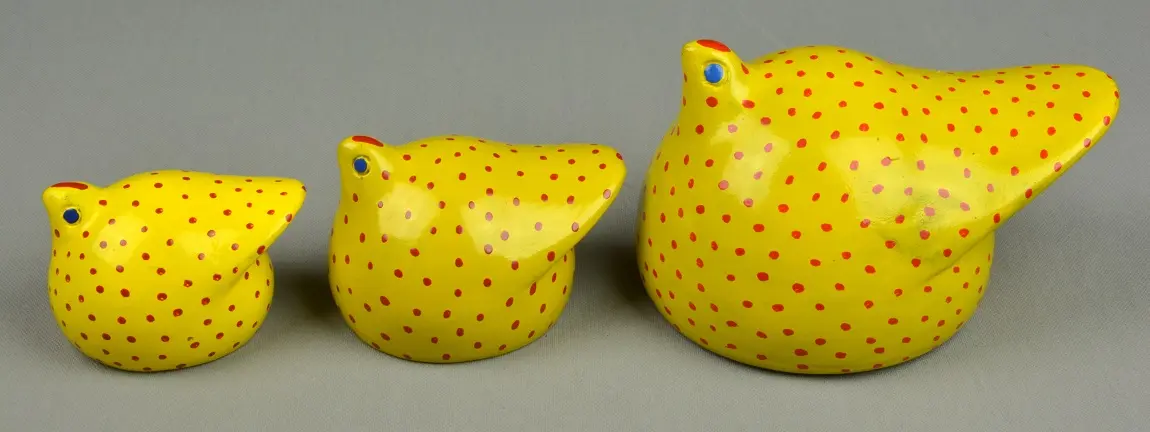 Petites pintades éthiopiennes jaunes en poterie équitable