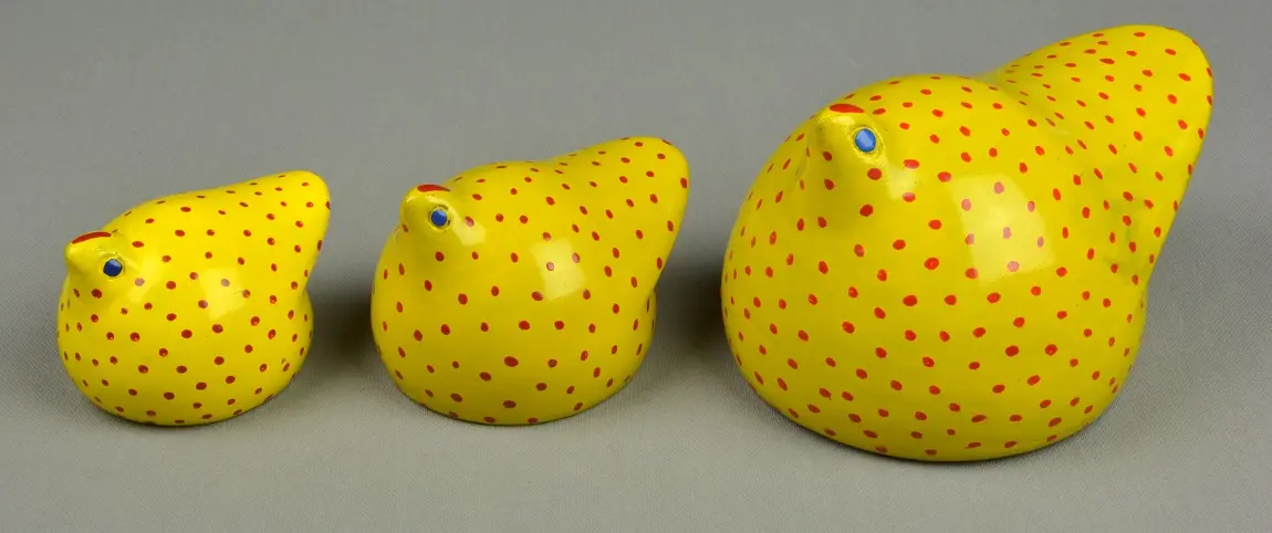 Petites pintades éthiopiennes jaunes en poterie équitable