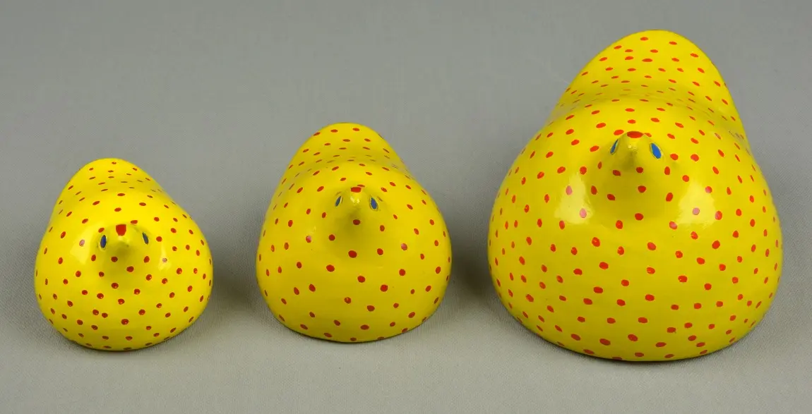 Petites pintades éthiopiennes jaunes en poterie équitable