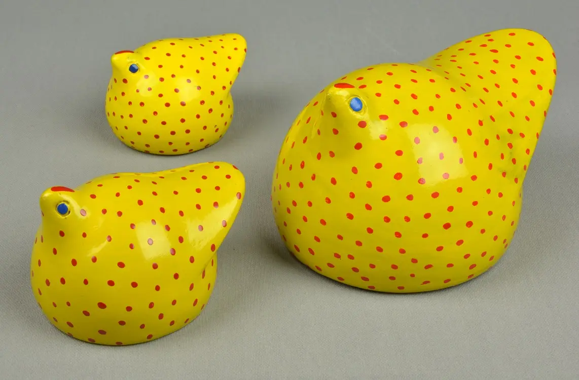 Petites pintades éthiopiennes jaunes en poterie équitable